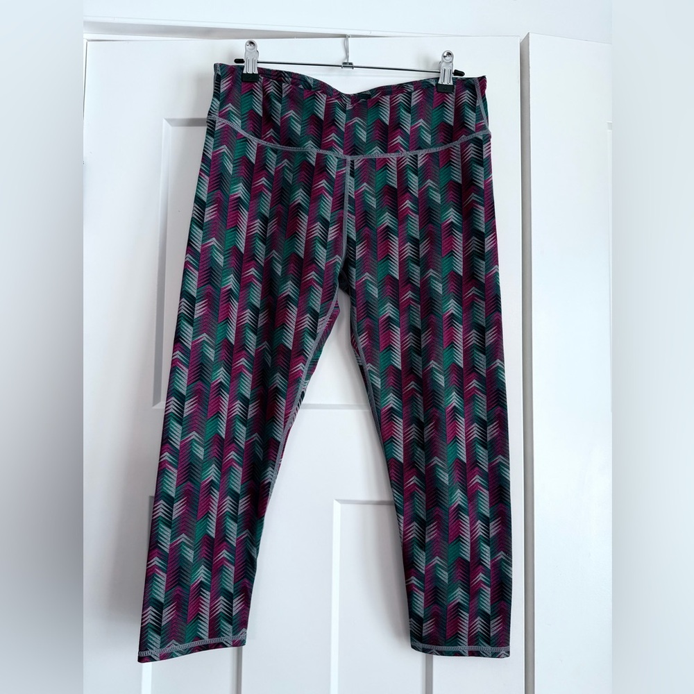 Fabletics 3/4 Chevron Leggings - Pink, Gray, Teal in size Medium